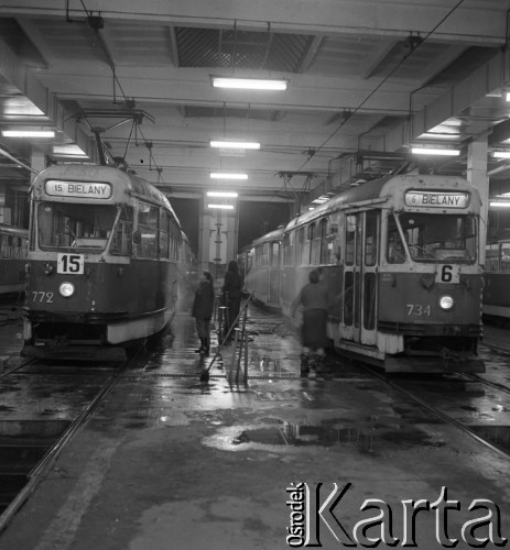1972, Warszawa, Polska.
Nocna praca w Miejskich Zakładach Komunikacyjnych.
Fot. Romuald Broniarek, zbiory Ośrodka KARTA