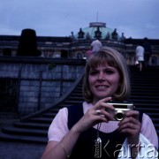 1972, Drezno, NRD.
Kobieta z aparatem fotograficznym Pentacon.
Fot. Romuald Broniarek, zbiory Ośrodka KARTA