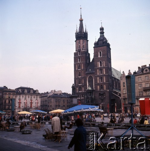 1972, Kraków, Polska.
Rynek Główny z Kościołem Mariackim.
Fot. Romuald Broniarek, zbiory Ośrodka KARTA