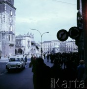 1972, Kraków, Polska.
Rynek Główny. Wieża Ratuszowa (z lewej) a za nią Sukiennice.
Fot. Romuald Broniarek, zbiory Ośrodka KARTA