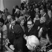 1973, Warszawa, Polska.
Ślub dziennikarza Zygmunta Broniarka (w okularach) w Pałacu Ślubów na placu Zamkowym.
Fot. Romuald Broniarek, zbiory Ośrodka KARTA