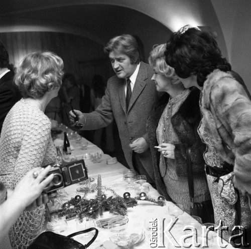 1973, Warszawa, Polska.
Ślub dziennikarza Zygmunta Broniarka.
Fot. Romuald Broniarek, zbiory Ośrodka KARTA