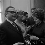 1973, Warszawa, Polska.
Ślub dziennikarza Zygmunta Broniarka (z lewej) w Pałacu Ślubów na placu Zamkowym.
Fot. Romuald Broniarek, zbiory Ośrodka KARTA