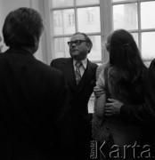 1973, Warszawa, Polska.
Ślub dziennikarza Zygmunta Broniarka (przy oknie) w Pałacu Ślubów na placu Zamkowym.
Fot. Romuald Broniarek, zbiory Ośrodka KARTA