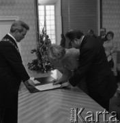 1973, Warszawa, Polska.
Ślub dziennikarza Zygmunta Broniarka w Pałacu Ślubów na placu Zamkowym.
Fot. Romuald Broniarek, zbiory Ośrodka KARTA