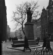 1973, Toruń, Polska.
Pomnik Mikołaja Kopernika na Rynku Staromiejskim.
Fot. Romuald Broniarek, zbiory Ośrodka KARTA