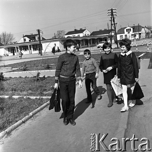 1973, Sobienie-Jeziory, Polska.
Dzieci.
Fot. Romuald Broniarek, zbiory Ośrodka KARTA