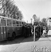 1973, Sobienie-Jeziory, Polska.
Przystanek autobusowy.
Fot. Romuald Broniarek, zbiory Ośrodka KARTA