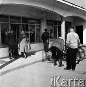 1973, Sobienie-Jeziory, Polska.
Przed sklepem.
Fot. Romuald Broniarek, zbiory Ośrodka KARTA