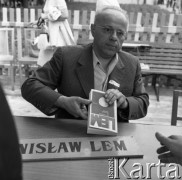 1973, Warszawa, Polska.
Pisarz Stanisław Lem na XXVI Warszawskim Kiermaszu Książki na placu Defilad.
Fot. Romuald Broniarek, zbiory Ośrodka KARTA