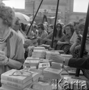 1973, Warszawa, Polska.
XXVI Warszawski Kiermasz Książki na placu Defilad.
Fot. Romuald Broniarek, zbiory Ośrodka KARTA