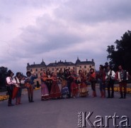 1973, Białystok, Polska.
Zespół cygański. W tle Pałac Branickich.
Fot. Romuald Broniarek, zbiory Ośrodka KARTA