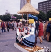 1973, Warszawa, Polska.
Cepeliada na Placu Defilad.
Fot. Romuald Broniarek, zbiory Ośrodka KARTA