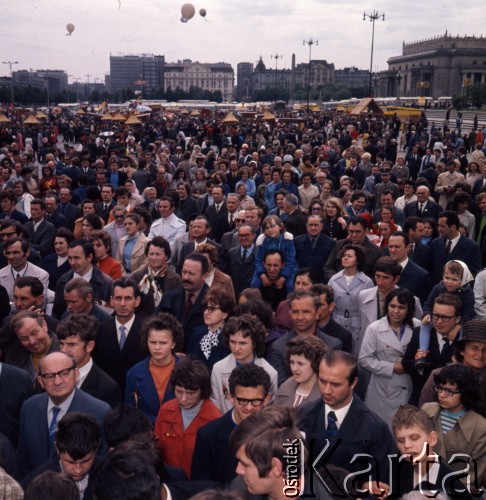 1973, Warszawa, Polska.
Cepeliada na Placu Defilad.
Fot. Romuald Broniarek, zbiory Ośrodka KARTA