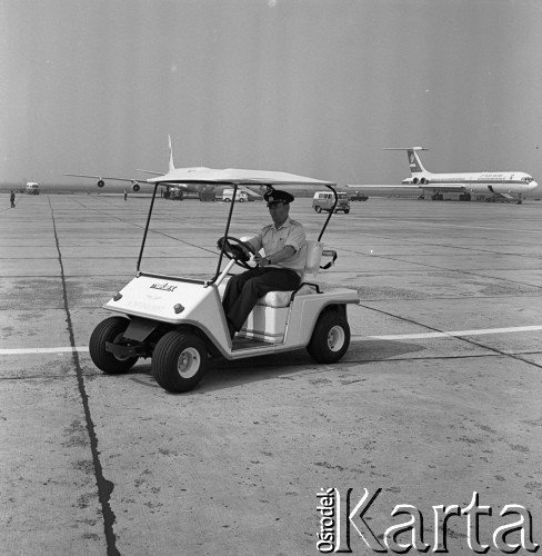1973, Warszawa, Polska.
Port lotniczy Warszawa-Okęcie.
Fot. Romuald Broniarek, zbiory Ośrodka KARTA