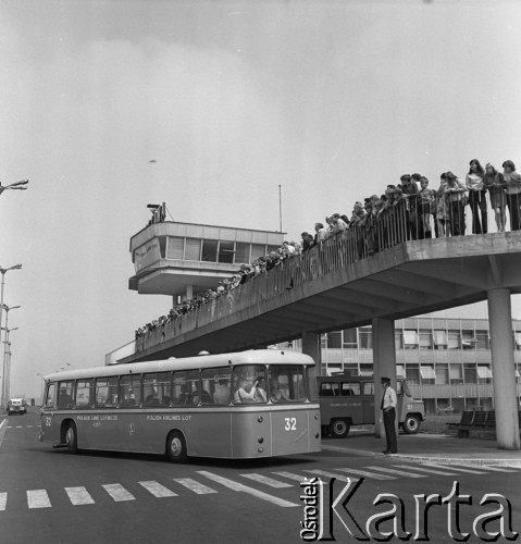1973, Warszawa, Polska.
Port lotniczy Warszawa-Okęcie.
Fot. Romuald Broniarek, zbiory Ośrodka KARTA
