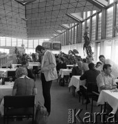 1973, Warszawa, Polska.
Port lotniczy Warszawa-Okęcie. Restauracja.
Fot. Romuald Broniarek, zbiory Ośrodka KARTA
