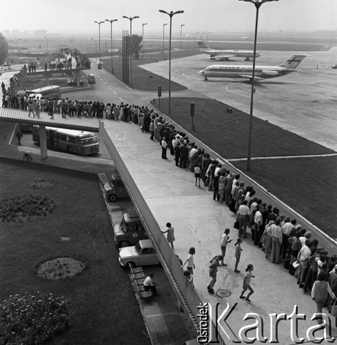 1973, Warszawa, Polska.
Port lotniczy Warszawa-Okęcie.
Fot. Romuald Broniarek, zbiory Ośrodka KARTA