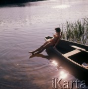 1973, Mazury, Polska.
Kobieta w łódce.
Fot. Romuald Broniarek, zbiory Ośrodka KARTA