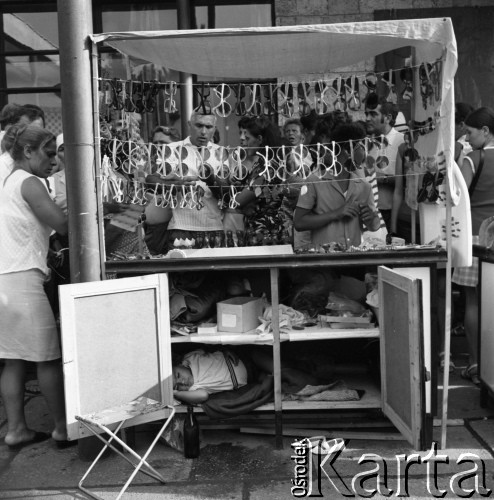 1973, Rumunia.
Stoisko z okularami.
Fot. Romuald Broniarek, zbiory Ośrodka KARTA