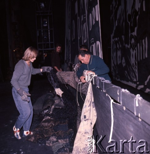 1973, Warszawa, Polska.
Praca nad scenografią do spektaklu w Teatrze Wielkim.
Fot. Romuald Broniarek, zbiory Ośrodka KARTA