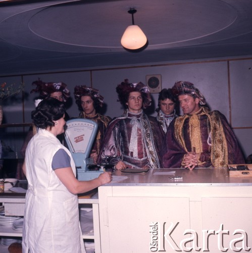 1973, Warszawa, Polska.
Aktorzy Teatru Wielkiego.
Fot. Romuald Broniarek, zbiory Ośrodka KARTA