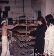 1974, Ryki, Polska.
Naczelnik miasta (druga z prawej) w piekarni.
Fot. Romuald Broniarek, zbiory Ośrodka KARTA