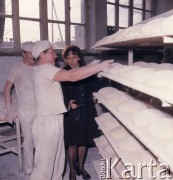 1974, Ryki, Polska.
Naczelnik miasta (z prawej) w piekarni.
Fot. Romuald Broniarek, zbiory Ośrodka KARTA