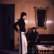 1974, Warszawa, Polska.
Modelka Małgorzata Niemen (z lewej) i projektantka mody Grażyna Hase (z prawej).
Fot. Romuald Broniarek, zbiory Ośrodka KARTA