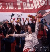1.05.1974, Warszawa, Polska.
Pochód pierwszomajowy na ulicy Marszałkowskiej.
Fot. Romuald Broniarek, zbiory Ośrodka KARTA