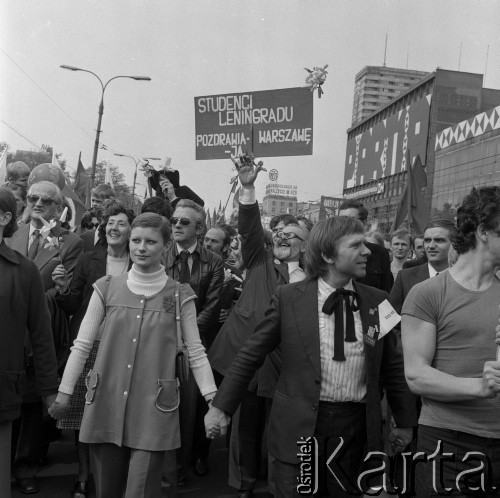 1.05.1974, Warszawa, Polska.
Pochód pierwszomajowy na ulicy Marszałkowskiej. Transparent 