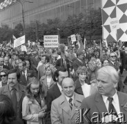 1.05.1974, Warszawa, Polska.
Pochód pierwszomajowy na ulicy Marszałkowskiej. Transparenty: 