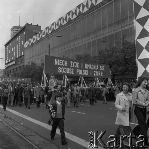 1.05.1974, Warszawa, Polska.
Pochód pierwszomajowy na ulicy Marszałkowskiej. Transparent 