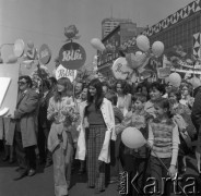 1.05.1974, Warszawa, Polska.
Pochód pierwszomajowy na ulicy Marszałkowskiej.
Fot. Romuald Broniarek, zbiory Ośrodka KARTA