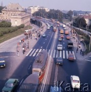 1974, Warszawa, Polska.
Trasa W-Z w pobliżu placu Zamkowego. Pałac Pod Blachą (z lewej).
Fot. Romuald Broniarek, zbiory Ośrodka KARTA