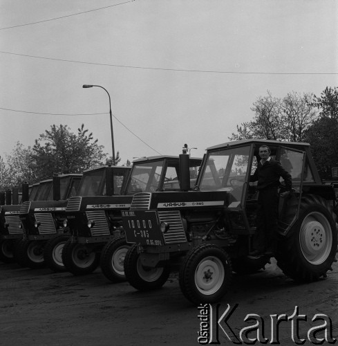 1974, Warszawa, Polska.
Zakłady Mechaniczne Ursus. Ciągniki Ursus C-385.
Fot. Romuald Broniarek, zbiory Ośrodka KARTA