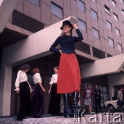 1974, Warszawa, Polska.
Pokaz mody damskiej w Hotelu Forum. Modelka Małgorzata Niemen.
Fot. Romuald Broniarek, zbiory Ośrodka KARTA