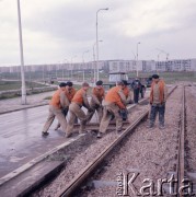 1974, Kraków, Nowa Huta, Polska.
Układanie torów.
Fot. Romuald Broniarek, zbiory Ośrodka KARTA