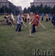 1974, Kraków, Nowa Huta, Polska.
Czyn społeczny.
Fot. Romuald Broniarek, zbiory Ośrodka KARTA