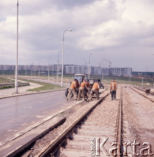 1974, Kraków, Nowa Huta, Polska.
Układanie torów.
Fot. Romuald Broniarek, zbiory Ośrodka KARTA
