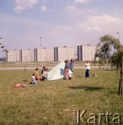 1974, Kraków, Nowa Huta, Polska.
Rozbijanie namiotu.
Fot. Romuald Broniarek, zbiory Ośrodka KARTA