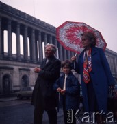 1974, Warszawa, Polska.
Pan Kaczmarek z rodziną na ulicy Wspólnej.
Fot. Romuald Broniarek, zbiory Ośrodka KARTA