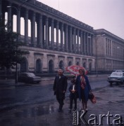 1974, Warszawa, Polska.
Pan Kaczmarek z rodziną na ulicy Wspólnej.
Fot. Romuald Broniarek, zbiory Ośrodka KARTA