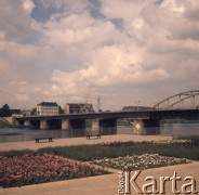 1974, Frankfurt nad Odrą, NRD.
Most łączący Słubice i Frankfurt nad Odrą.
Fot. Romuald Broniarek, zbiory Ośrodka KARTA