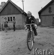 1974, Mazury, Polska.
Rowerzysta.
Fot. Romuald Broniarek, zbiory Ośrodka KARTA
