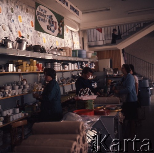 1974, Ciechanowice, Polska.
Sklep gospodarstwa domowego.
Fot. Romuald Broniarek, zbiory Ośrodka KARTA