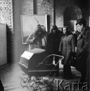 1974, Warszawa, Polska.
Wystawa artysty Władysława Hasiora na Zamku Królewskim.
Fot. Romuald Broniarek, zbiory Ośrodka KARTA