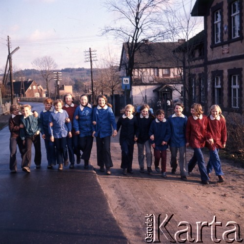1975, Siekierki, Polska.
Dzieci.
Fot. Romuald Broniarek, zbiory Ośrodka KARTA
