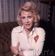 1975, Polska.
Krystyna Loska - prezenterka telewizyjna i konferansjerka.
Fot. Romuald Broniarek, zbiory Ośrodka KARTA