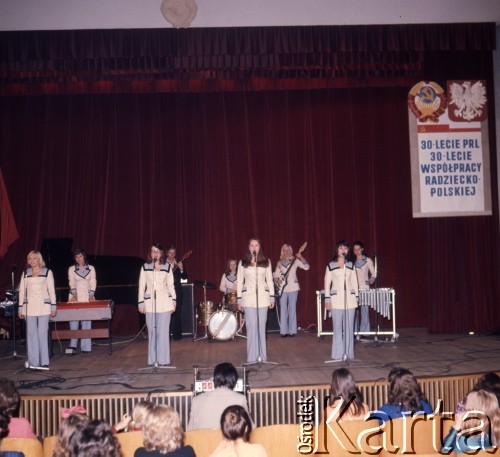 1975, Warszawa, Polska.
Dom Kultury Radzieckiej na ulicy Foksal. 30-lecie PRL i 30-lecie Współpracy Radziecko-Polskiej.
Fot. Romuald Broniarek, zbiory Ośrodka KARTA